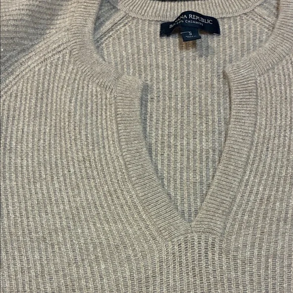 Banana Republic Beige V-Neck Cashmere Sweater, Size Small - Picture 6 of 7